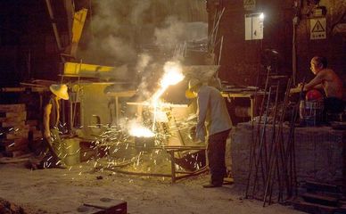 1600度高溫下的鑄造工電爐燒鐵水 為省電費凌晨一點工作